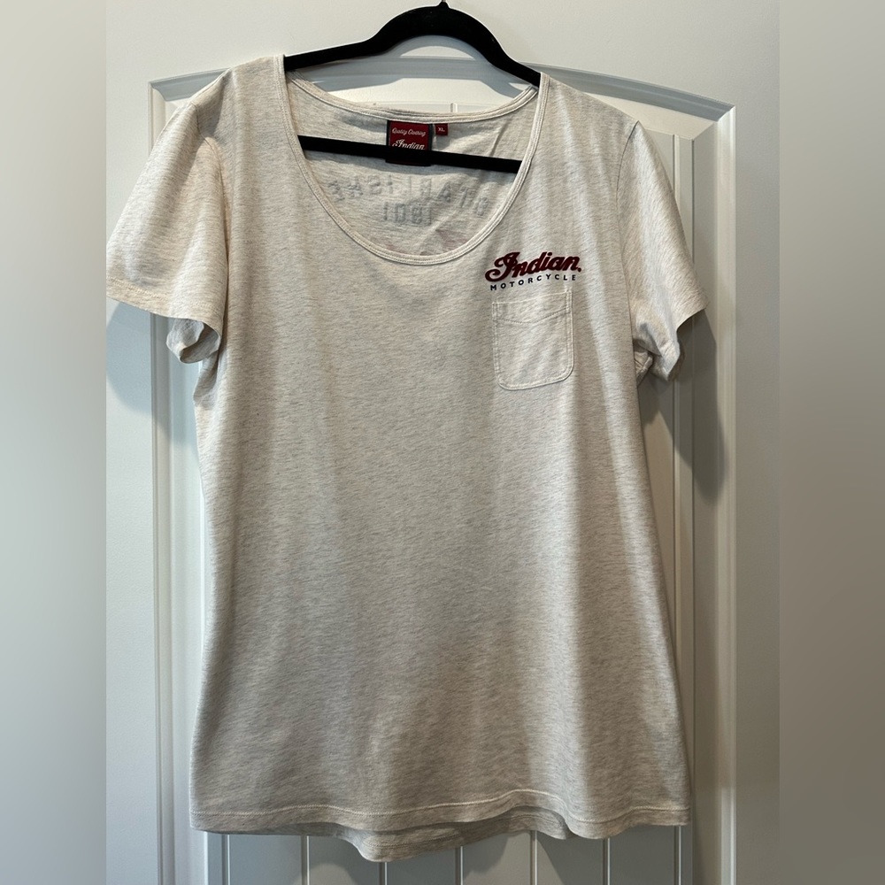 INDIAN MOTORCYCLE BRAND WOMEN’S SCOOP NECK POCKET LOGO TEE. SIZE X-LARGE